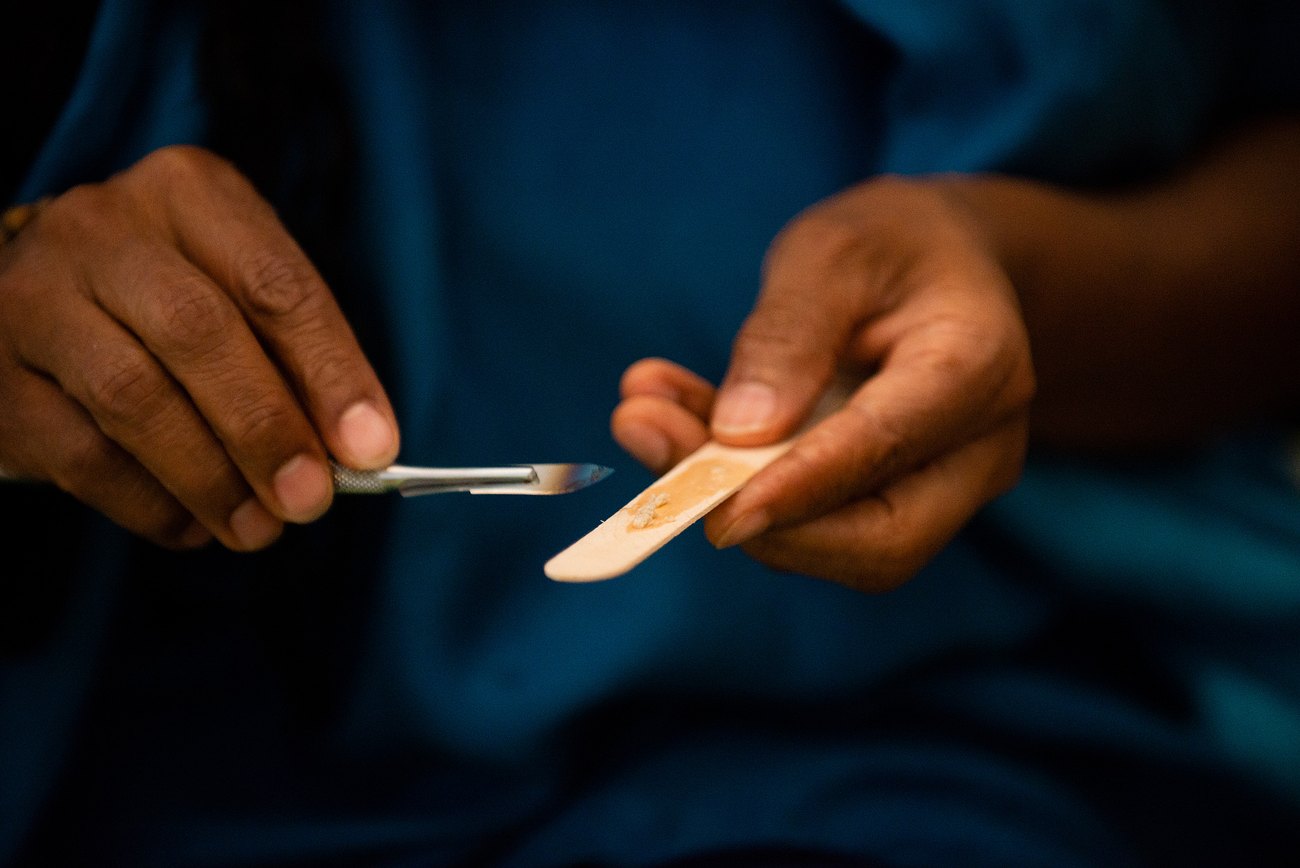 Die Medizin von Hand vorbereiten